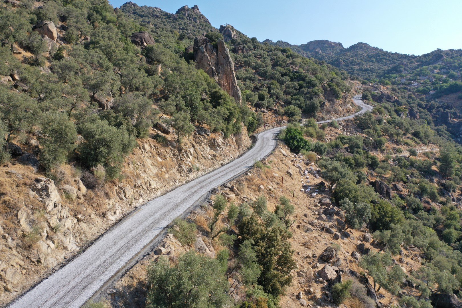 Çerçioğlu Söke’nin dört bir yanında yol yapım çalışmalarına devam ediyor
