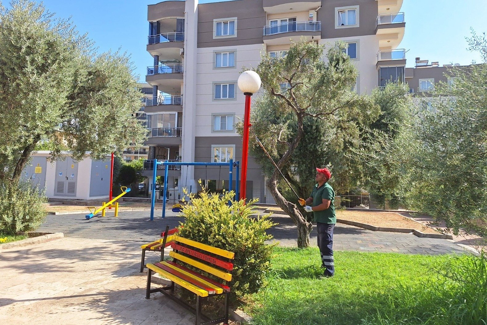 Başkan Yetişkin ve çalışma arkadaşları Efeler’in parklarını yeniliyor