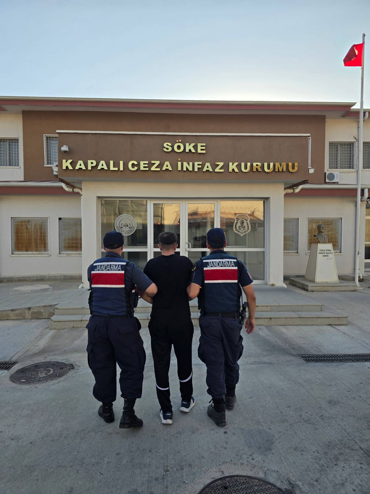 Firari hükümlü teslim oldu