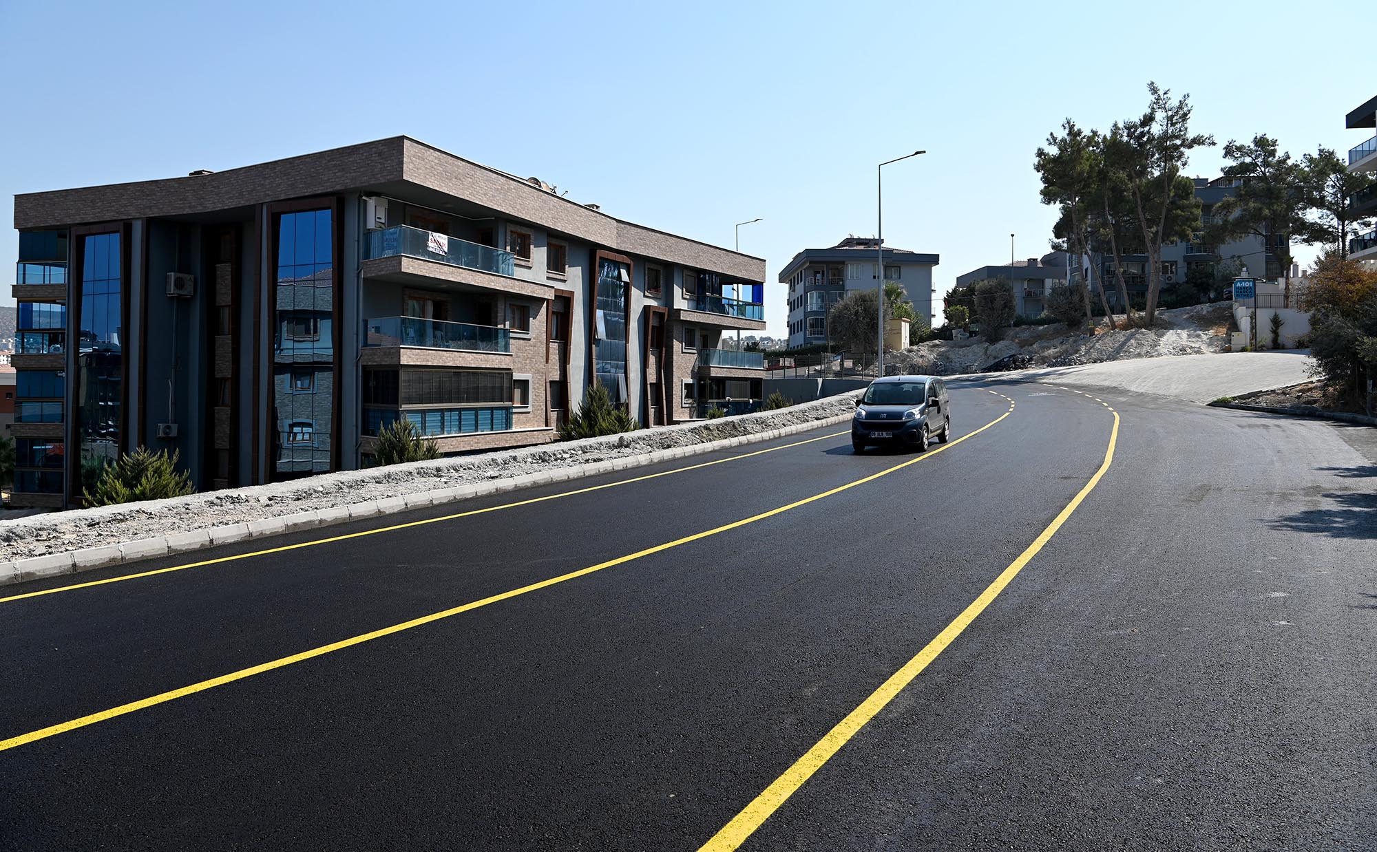 Kuşadası Belediyesi sıcak asfalt çalışmalarını teker teker tamamlıyor