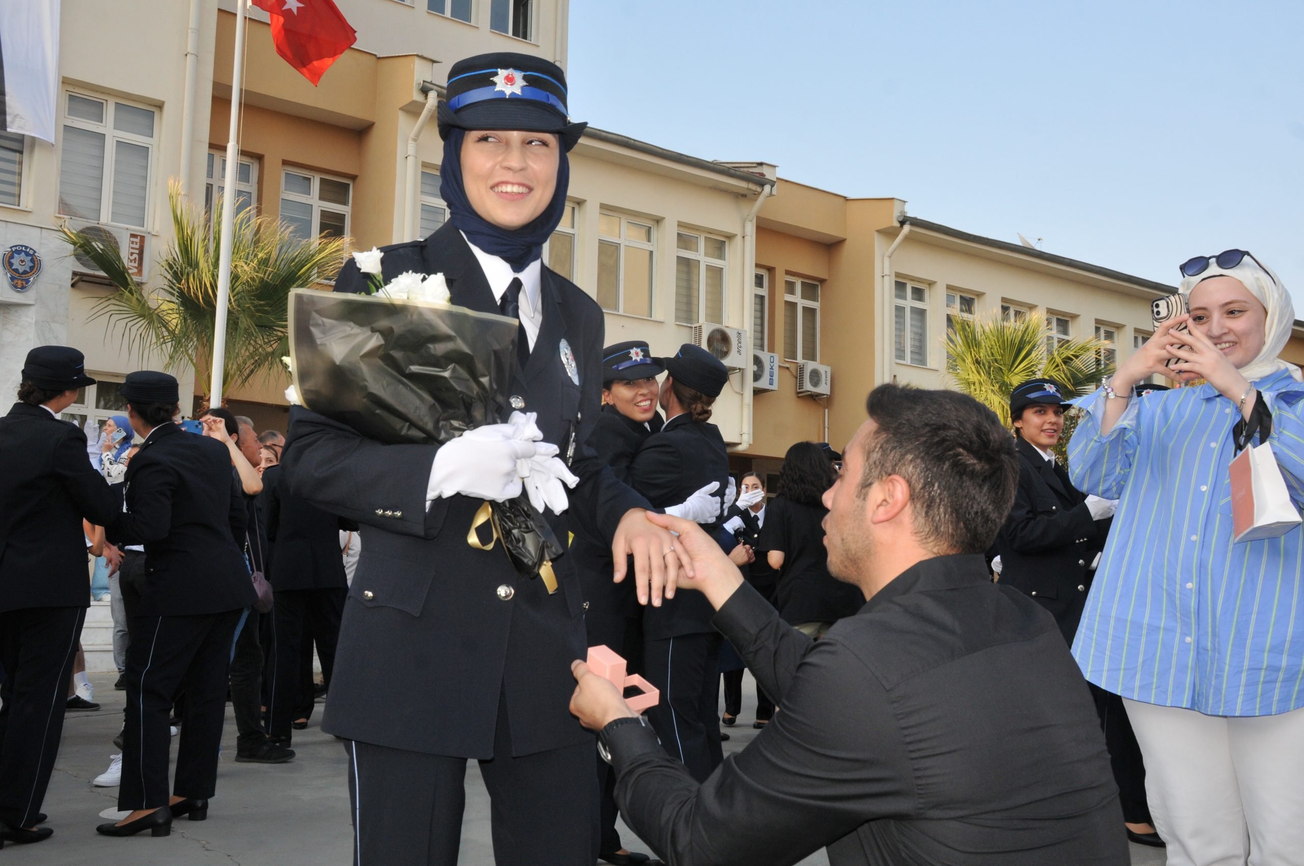 Mezuniyet töreninde sürpriz evlilik teklifi… Kadın polisin çifte mutluluğu
