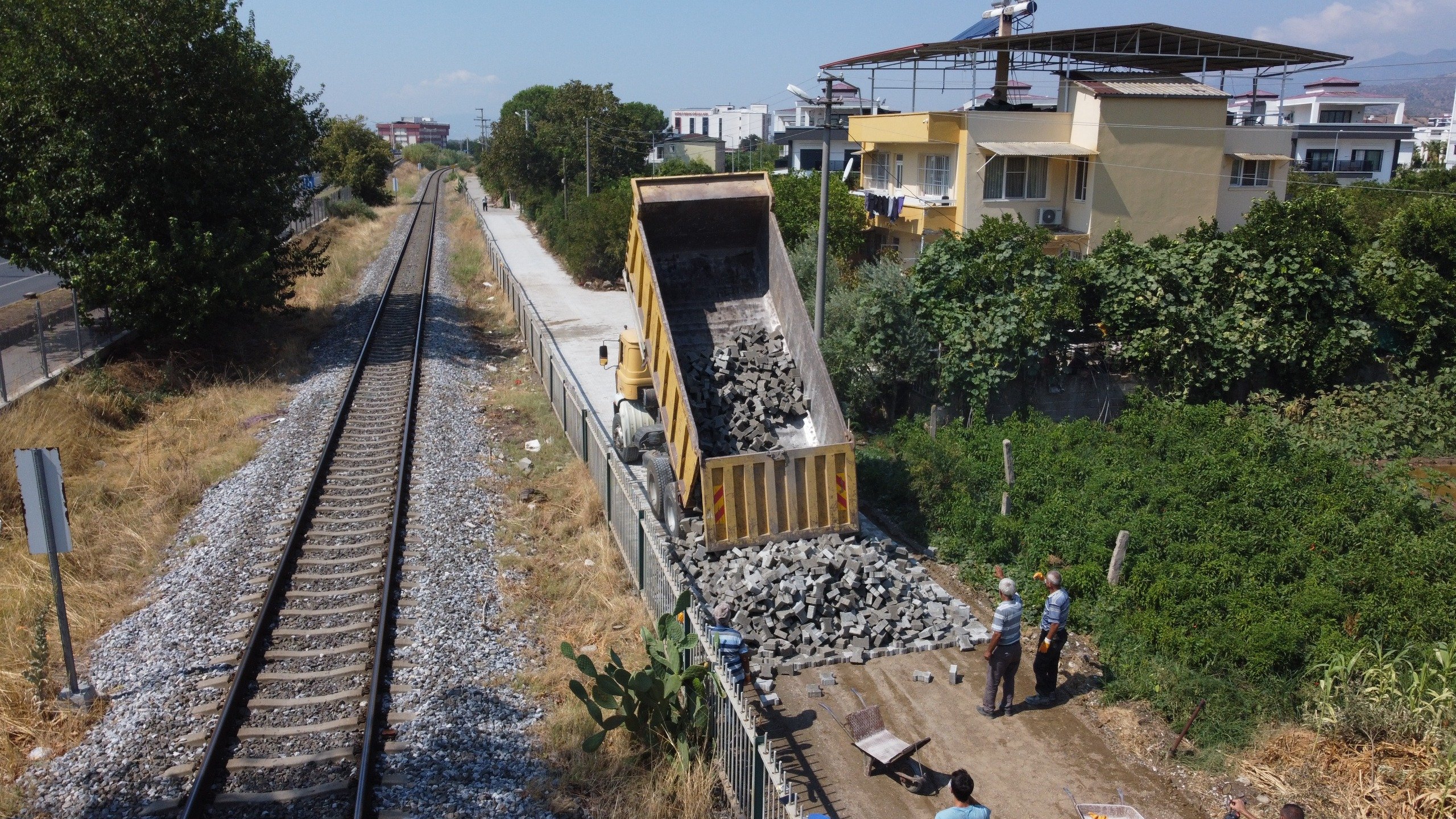 171 Sokakta Toprak yola parke taşı döşenerek yazın tozundan kışın çamurundan kurtarıldı