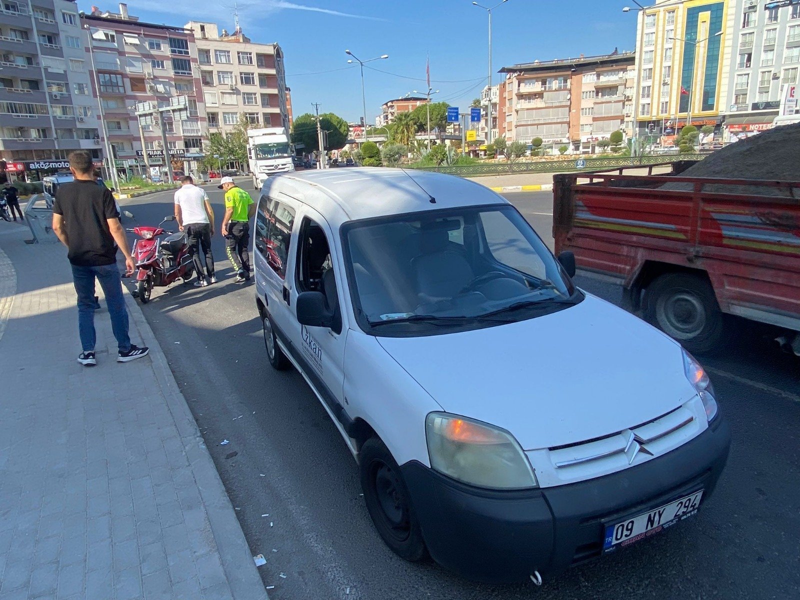 Nazilli ‘de elektrikli bisiklet ile otomobil çarpıştı 1 yaralı