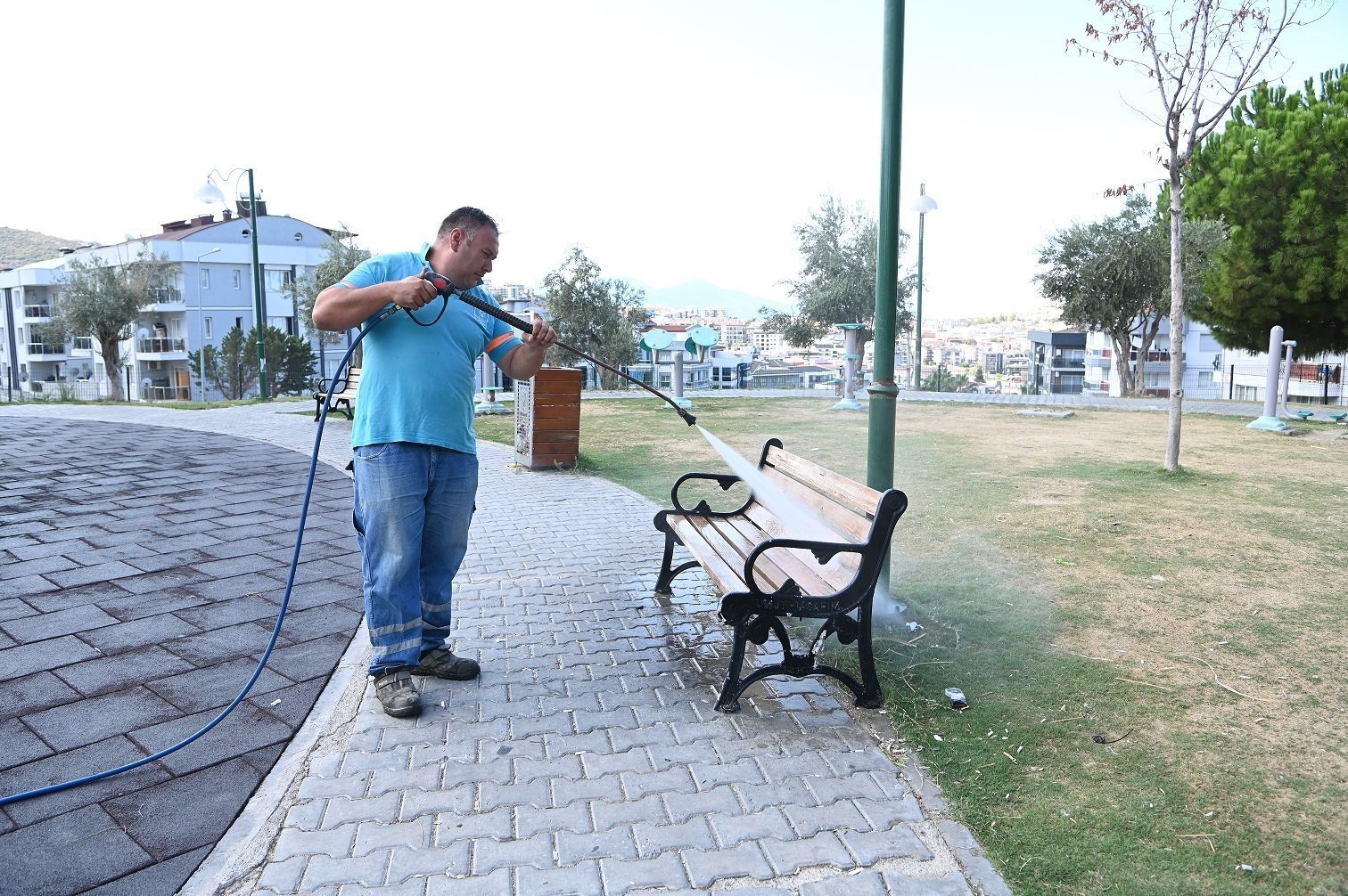 Kuşadası Belediyesi detaylı temizlik mesaisi ile köşe bucak hijyen sağlıyor