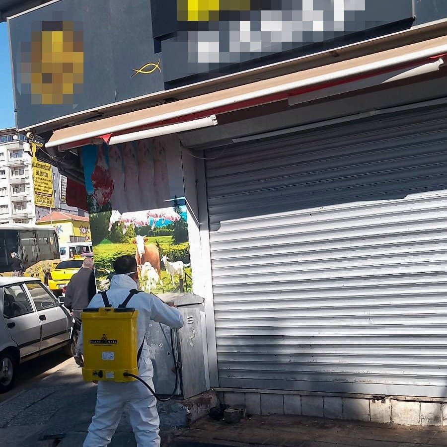 Eeler Belediyesi kasap skandalına konu olan işyerğni temizlidi