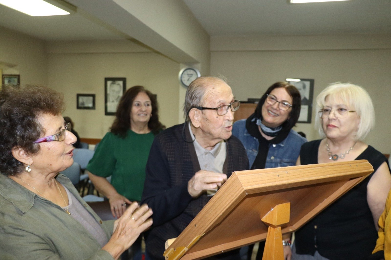 Asırlık çınar  40 yıl önce kurduğu korosunun başına geçti