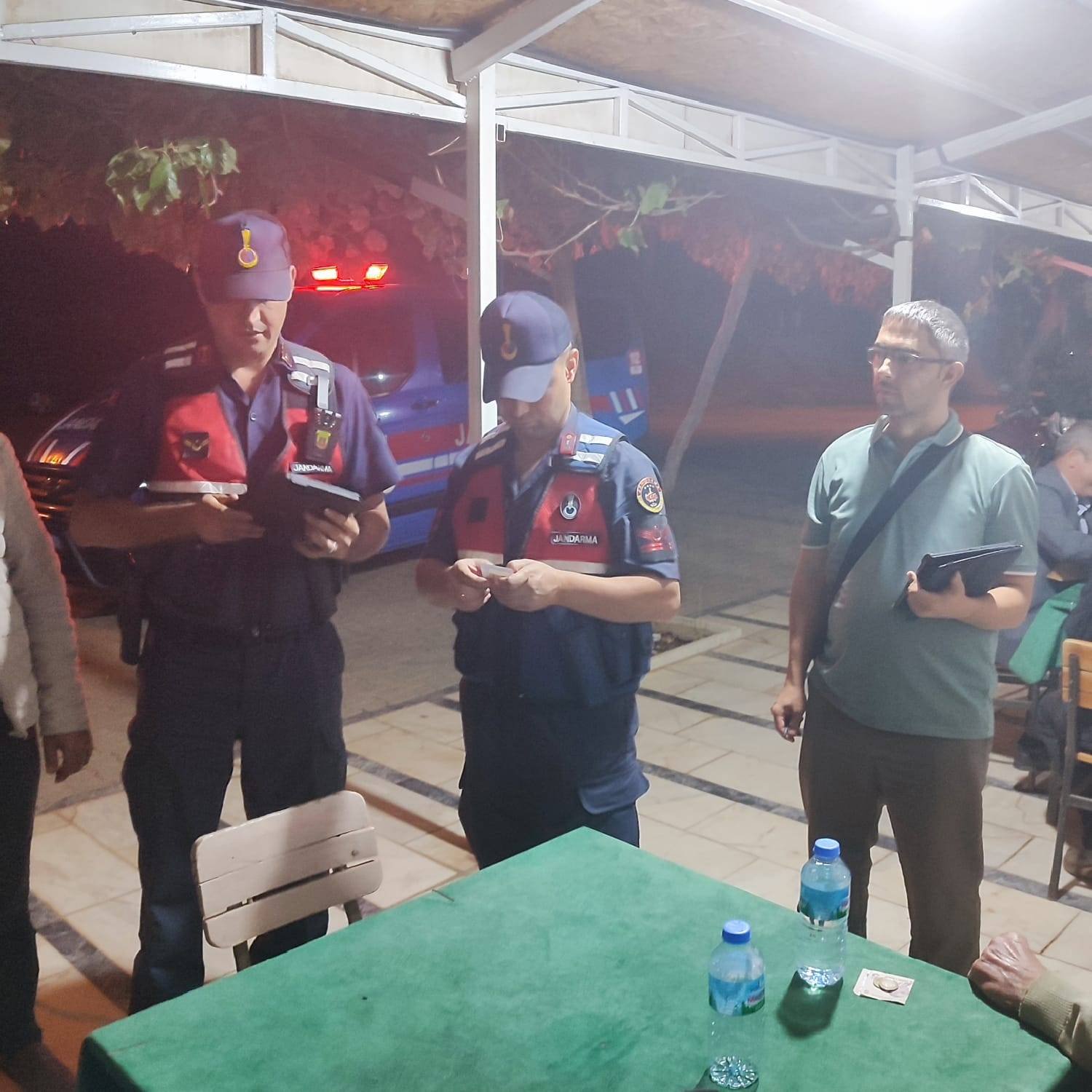 Jandarma umuma açık yerleri denetledi