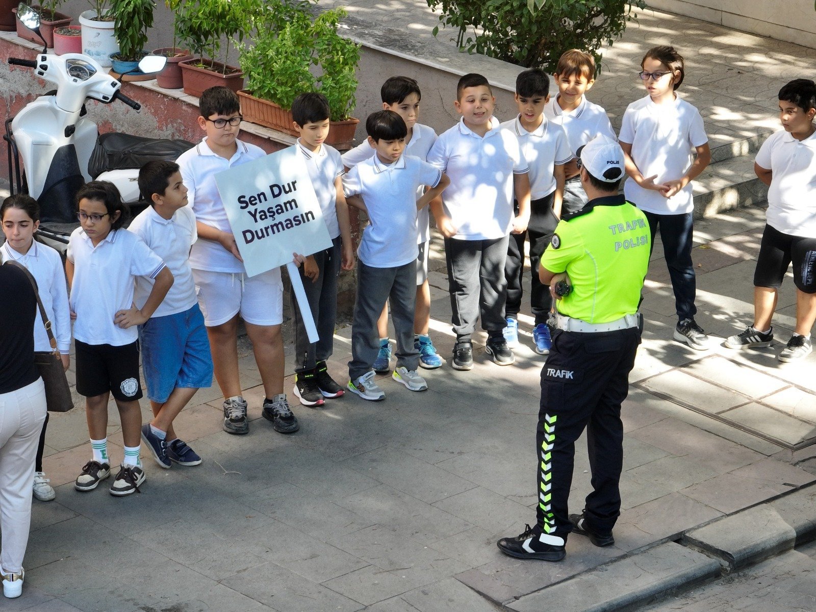 Öğrencilere ve sürücülere yaya geçidinin önemi anlatıldı