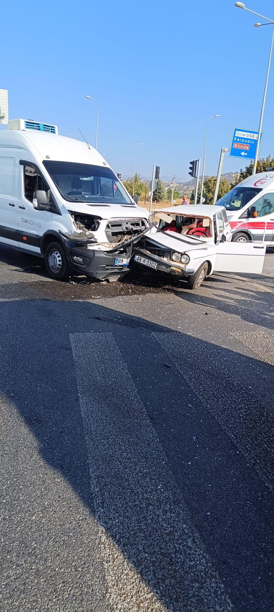 Kırmızı ışık ihlali yapan kamyonete çarptı