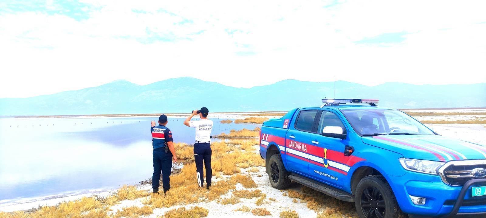 Jandarma Bafa Gölü’nde kıyı kontrolleri devam ediyor