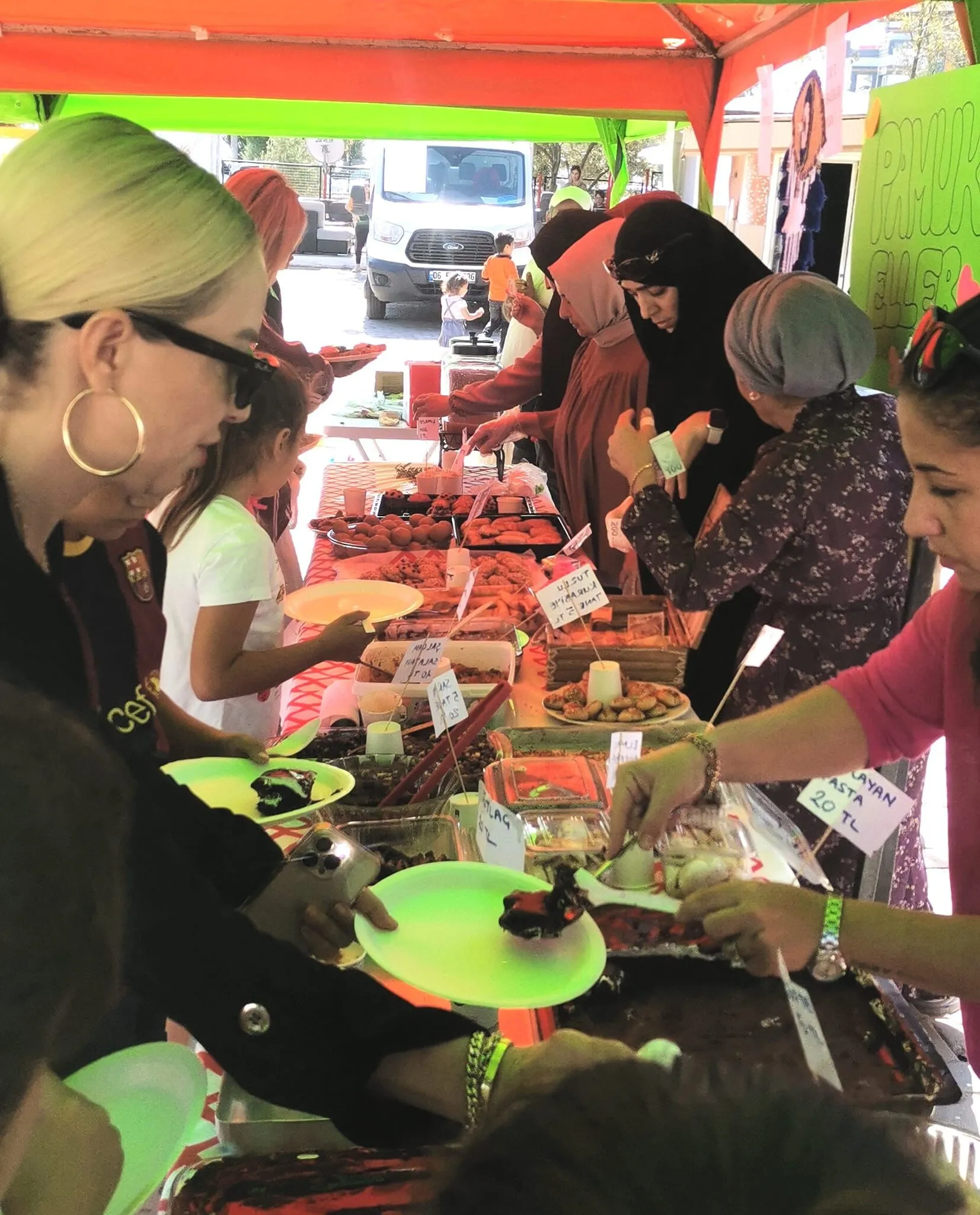 Kardeş okul için kermes düzenlediler
