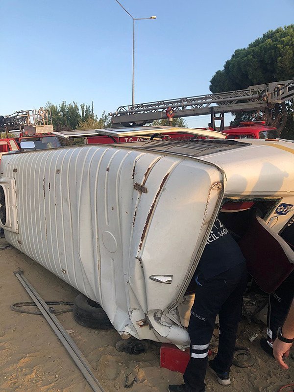 Aydın’da işçi servisi devrildi: 11 yaralı
