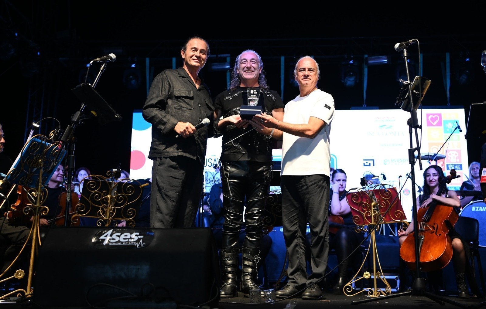 Kuşadası sokak festivali düzenlenen konserler ile şenlendi