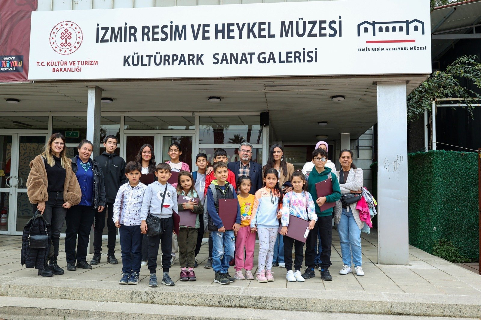 Efeler’in minik ressamları picasso sergisine katıldı