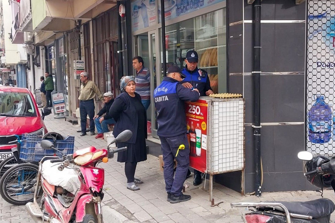 Efeler Belediyesi kaldırımları işgalden arındırıyor