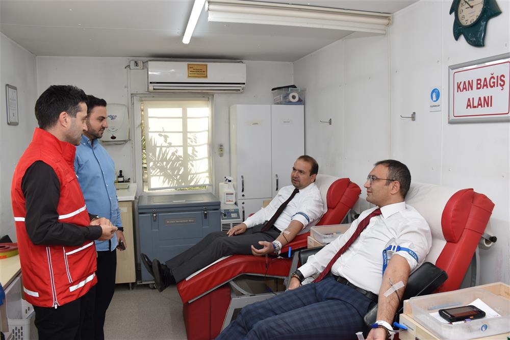 İl Sağlık Müdürlüğü ve Vakıflar Bölge Müdürlüğü Kızılay’a kan bağışında bulundular