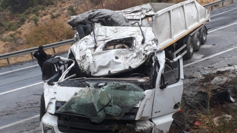 Tır yoldan çıktı