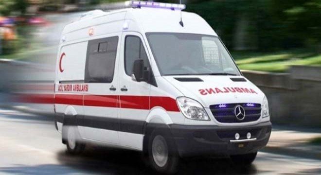 Motosiklet otomobile çarptı