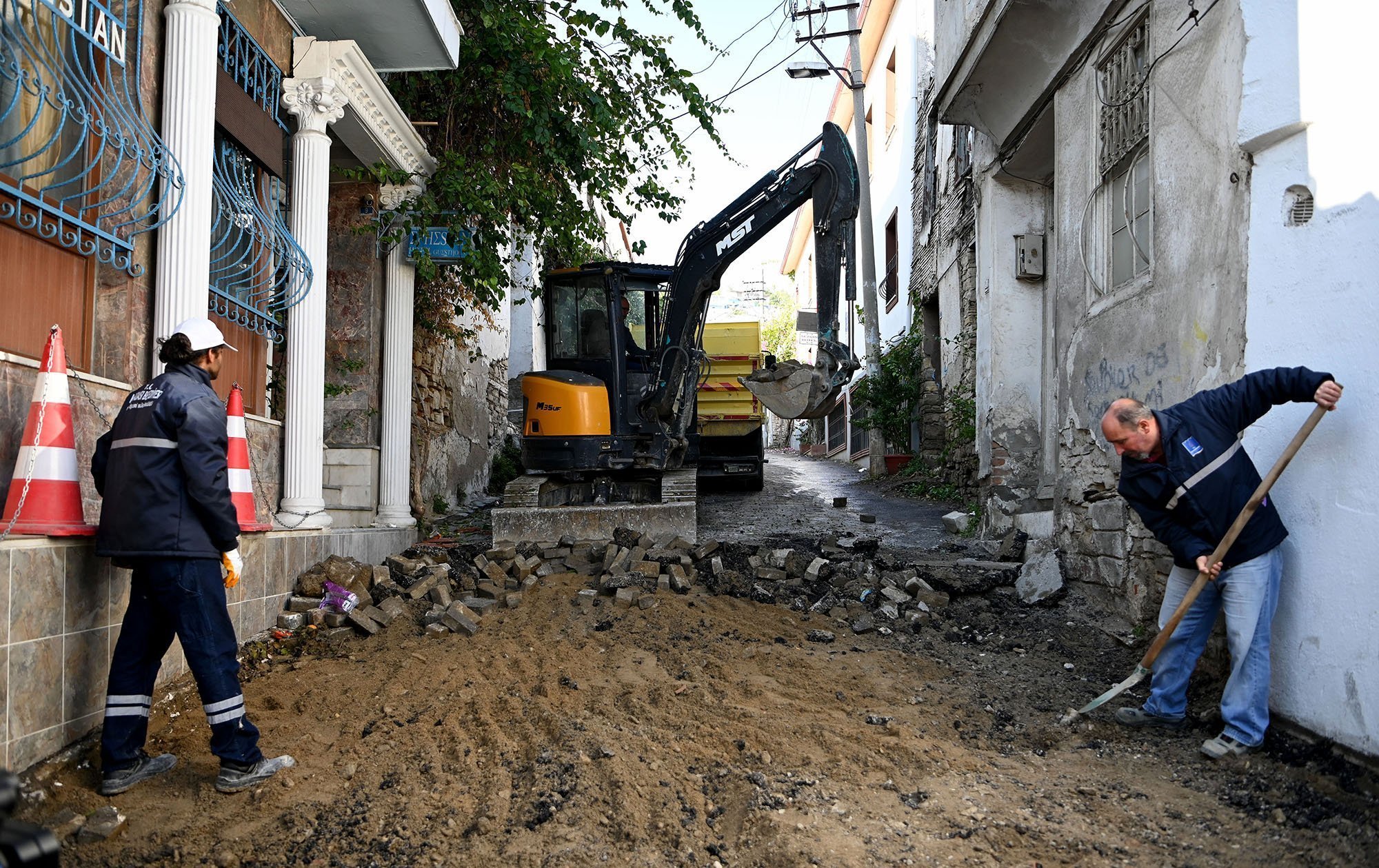 Eski Kuşadası’nda yenilenme sırası Aslanlar Caddesi’nde