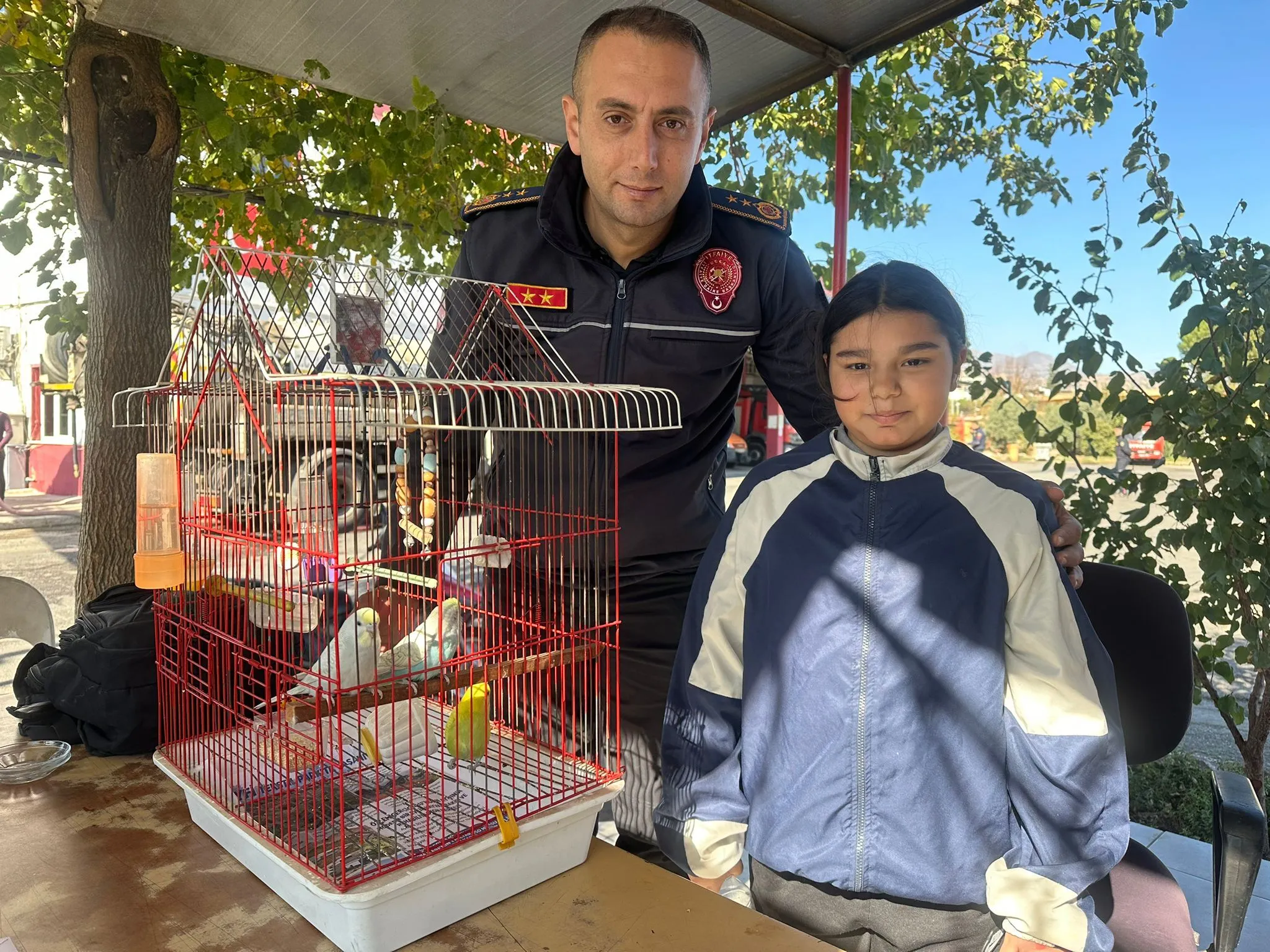 İtfaiye ekipleri sözünü tuttu, minik Cemre kuşlarına kavuştu