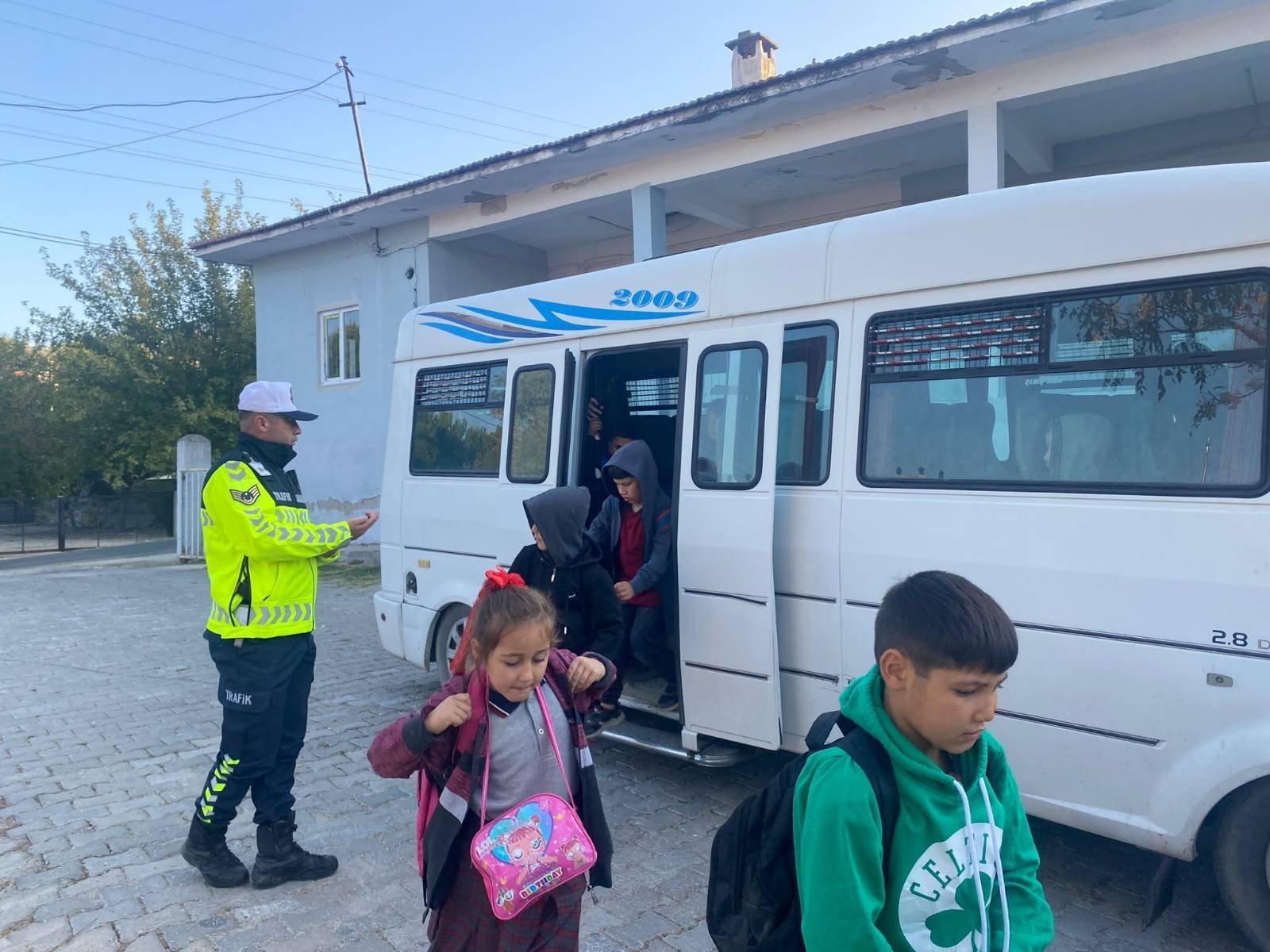 Karpuzlu’da öğrencilere ve servis şoförlerine trafik eğitimi verildi