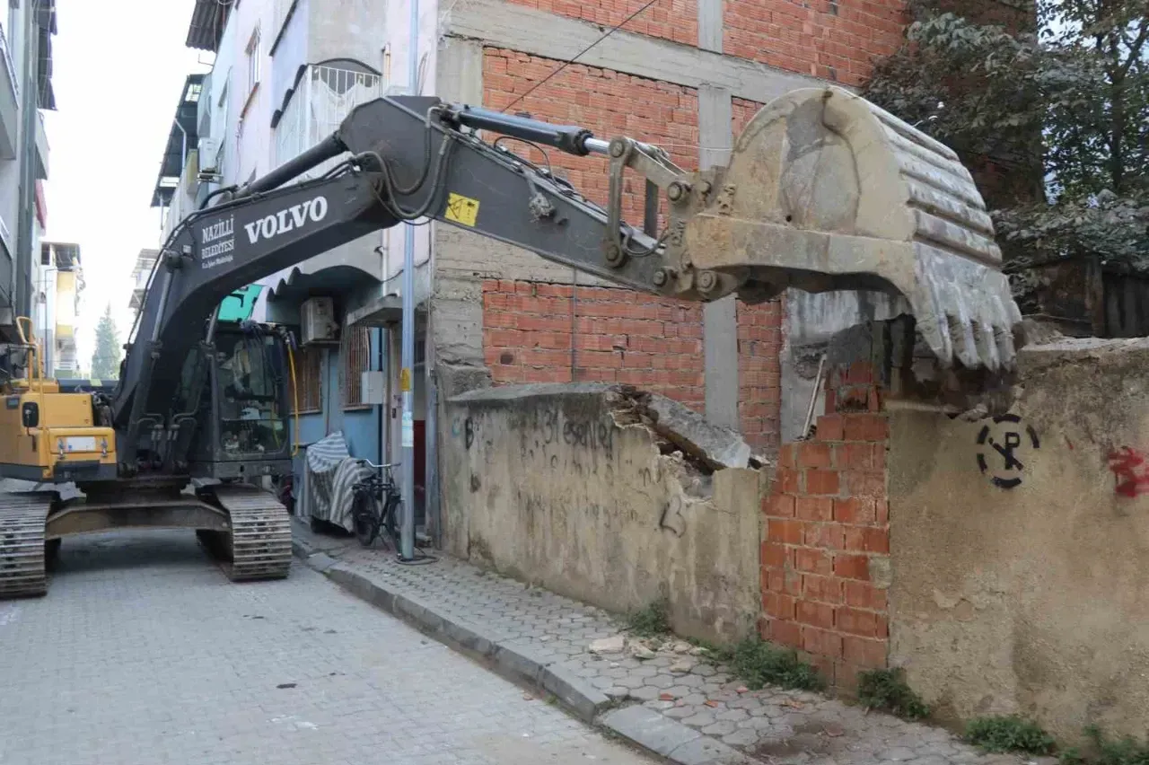 Nazilli’de metruk binaların yıkımı sürüyor