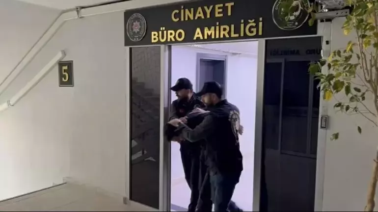 Araç içinde tartıştığı arkadaşını bıçaklayarak öldürdü