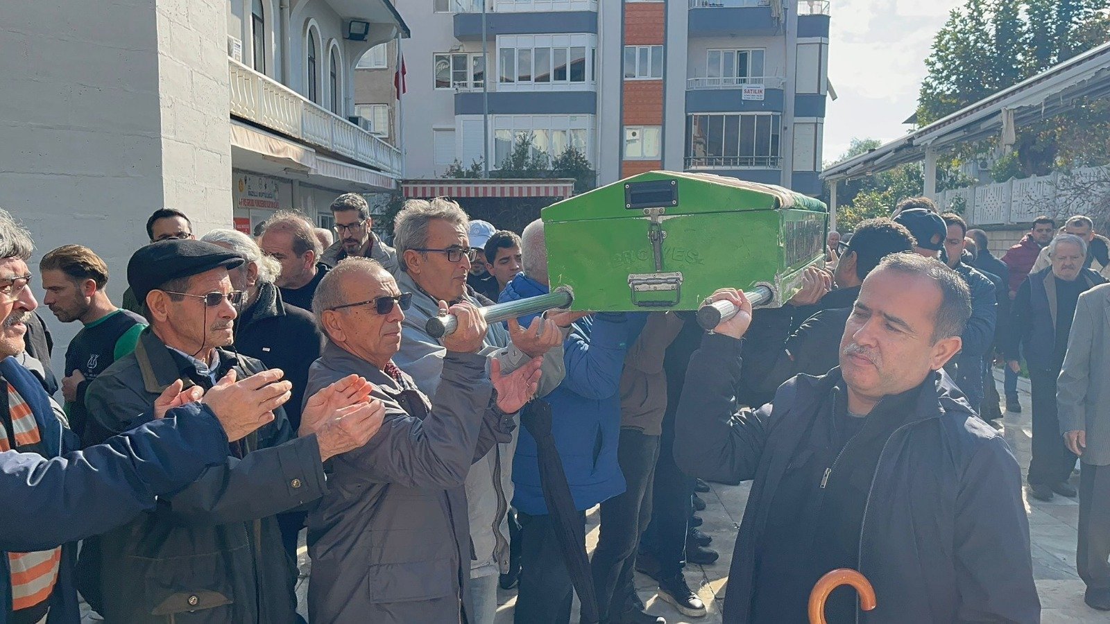 Emekli öğretmen toprağa verildi