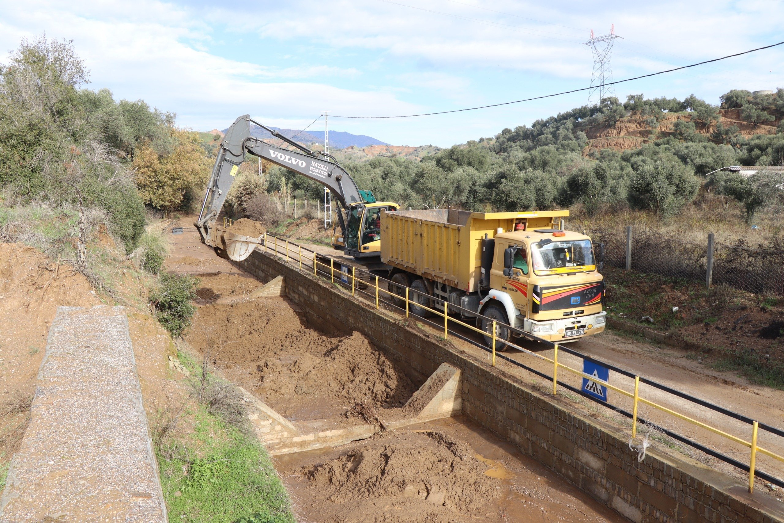Nazilli Belediyesi’nden su baskınlarına müdahale