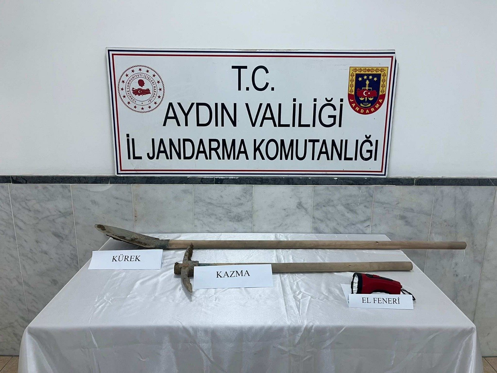 Kaçak kazı yapan 5 kişi gözaltına alındı