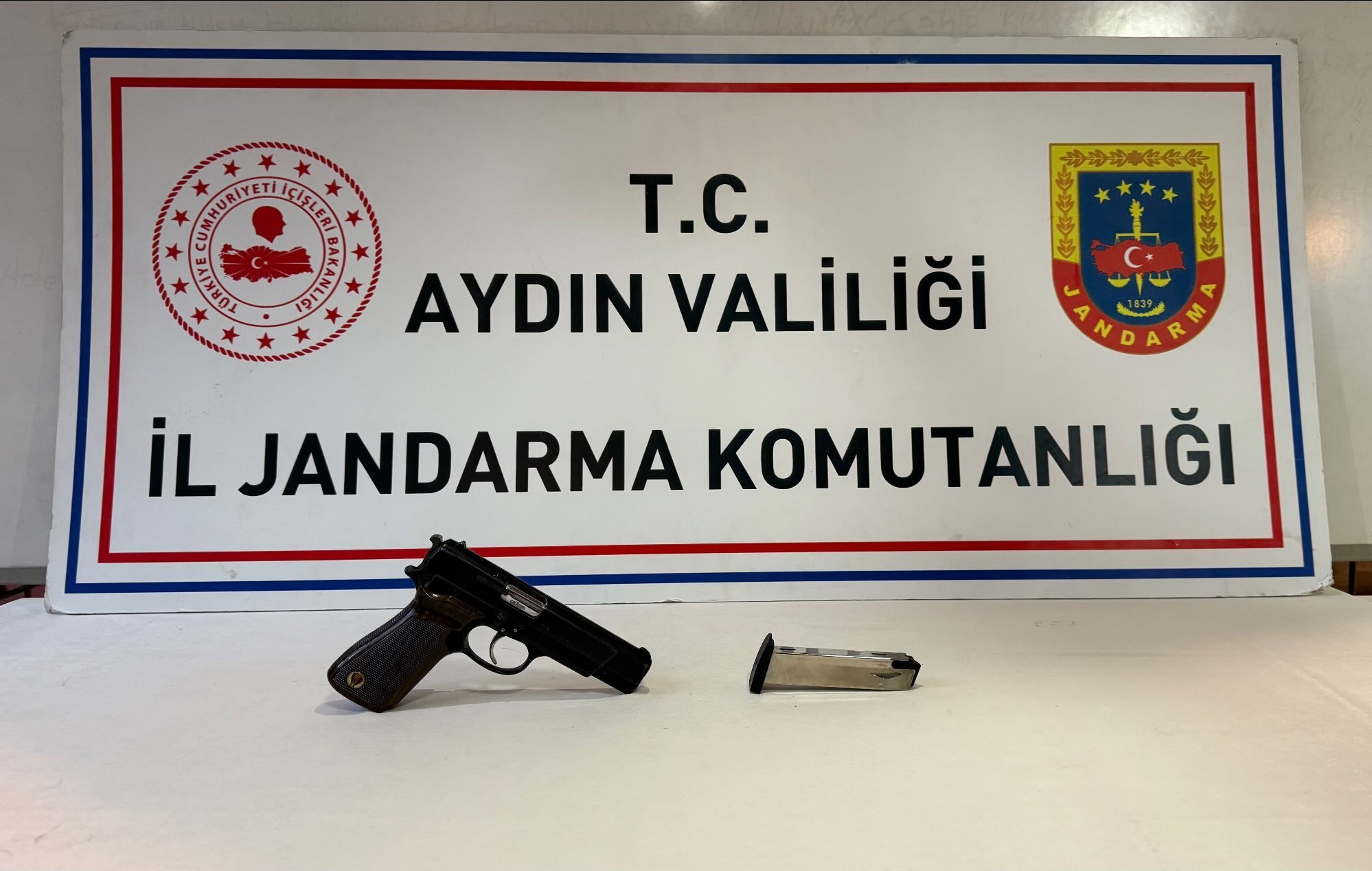 Jandarma devriye sırasında şüpheli şahsın üzerinde kurusıkı tabanca ele geçirildi