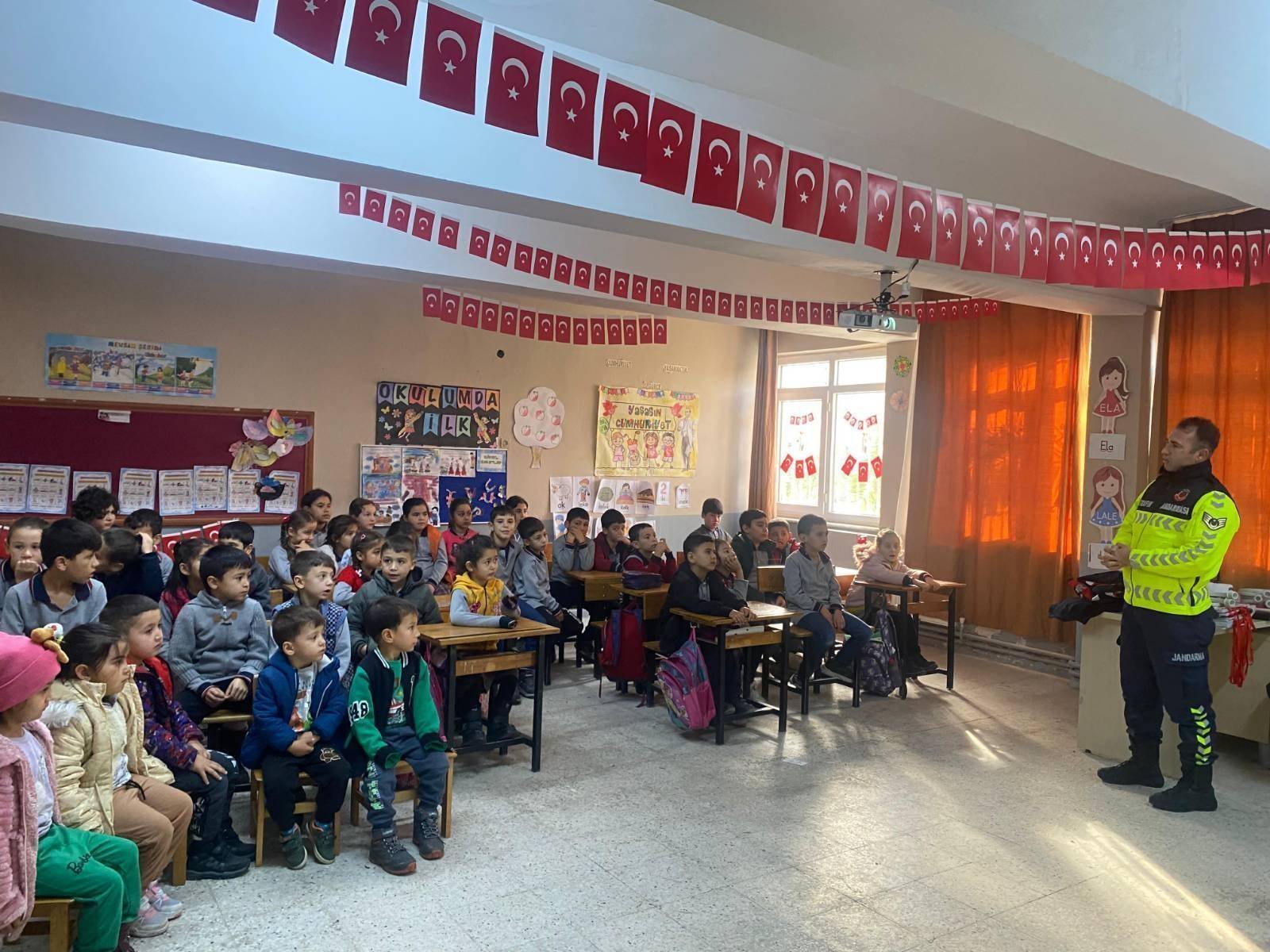 Jandarmadan öğrencilere trafik eğitimi