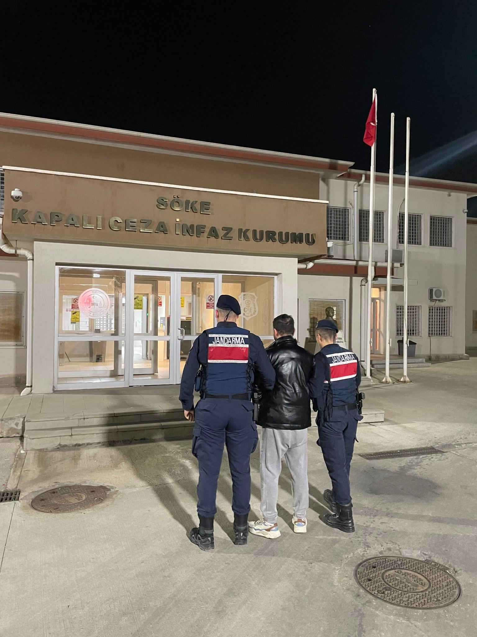 Kuşadası’nda uyuşturucu satıcısı tutuklandı