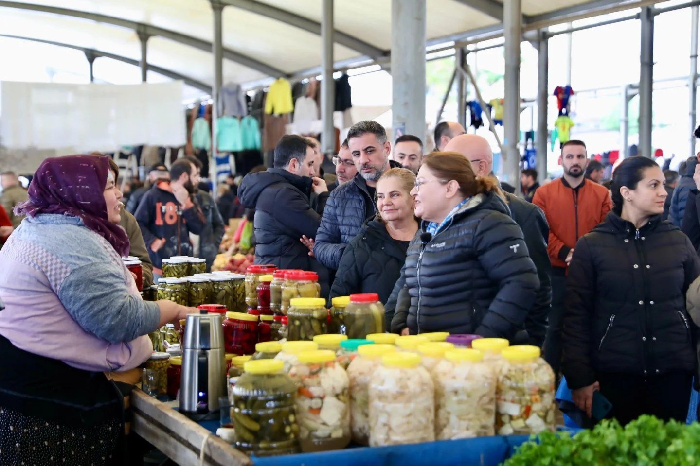 Başkan Gençay Cumartesi pazarını ziyaret etti