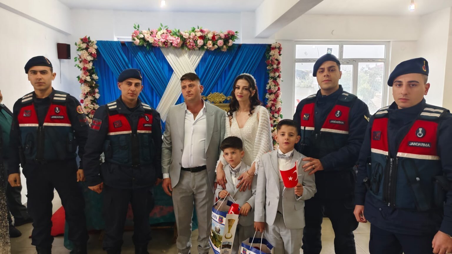 Aydın jandarması kurtardığı çocuğun sünnet törenine katıldı
