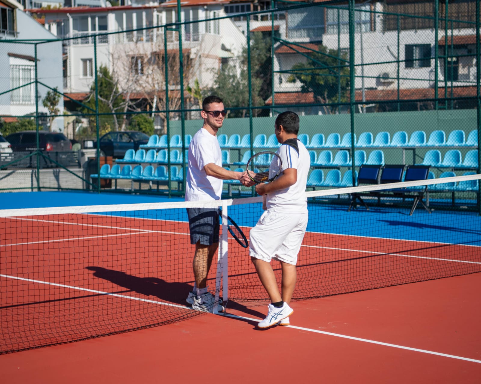 Kuşadası’nın ilk tenis kulübü kapılarını açtı