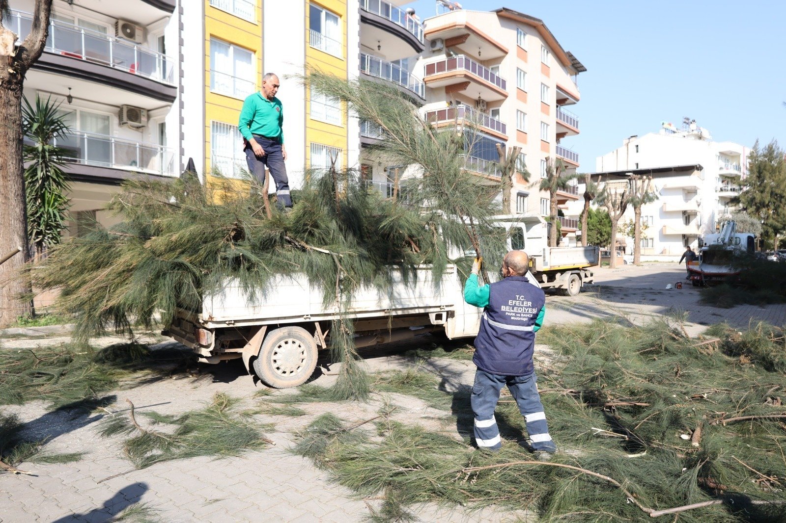 Efeler’in ekipleri güvenli ve estetik bir kent için çalışıyor