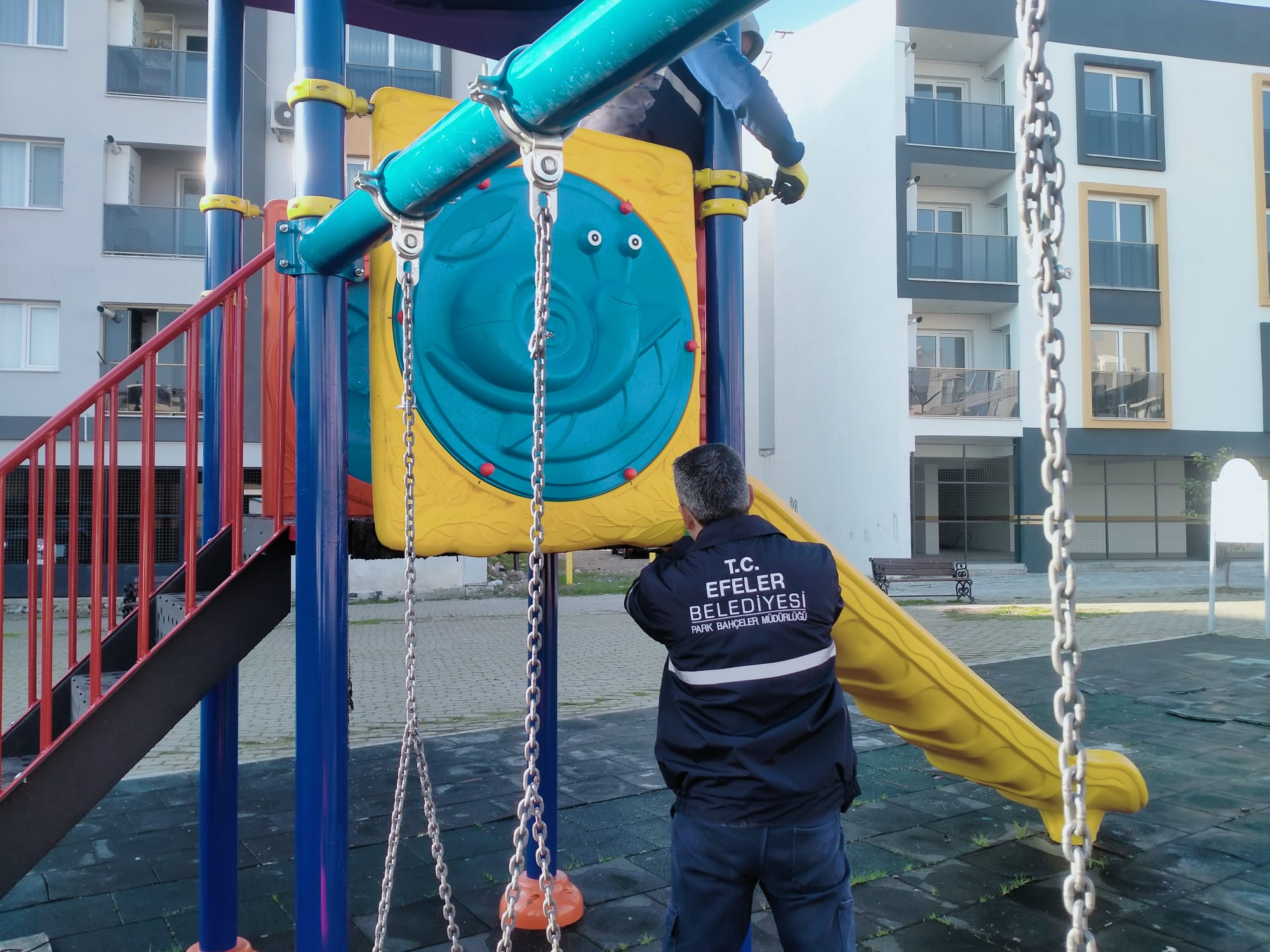 Efeler’in ekipleri yakılan parkı yeniden hizmete sundu