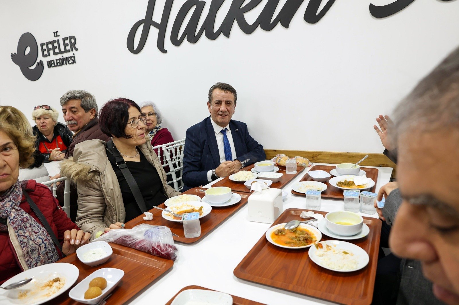 Başkan Yetişkin kenti dayanışma ruhuyla yönetiyor sosyal projeler tek tek hizmete açılıyor