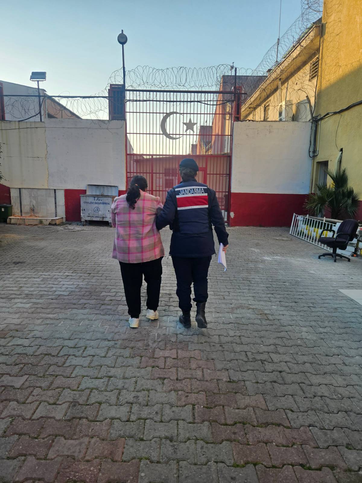 Bağ evi baskınında kadın hırsız yakalandı