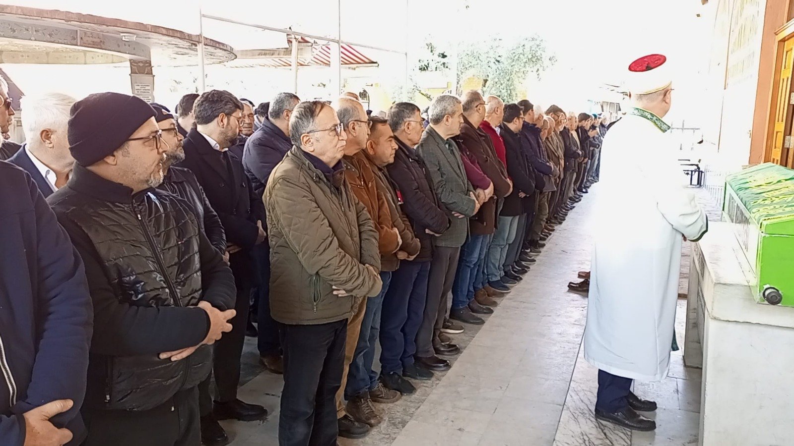Duayen gazeteci son yolculuğuna dualarla uğurlandı