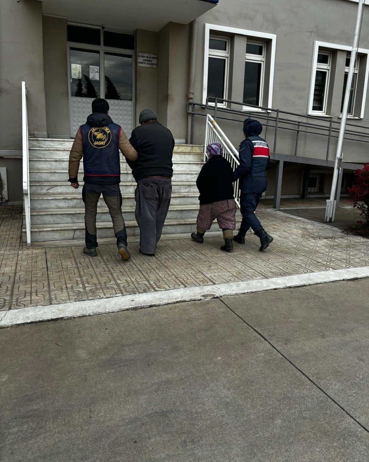 Jandarma aranan kişileri çilek bahçesinde yakaladı