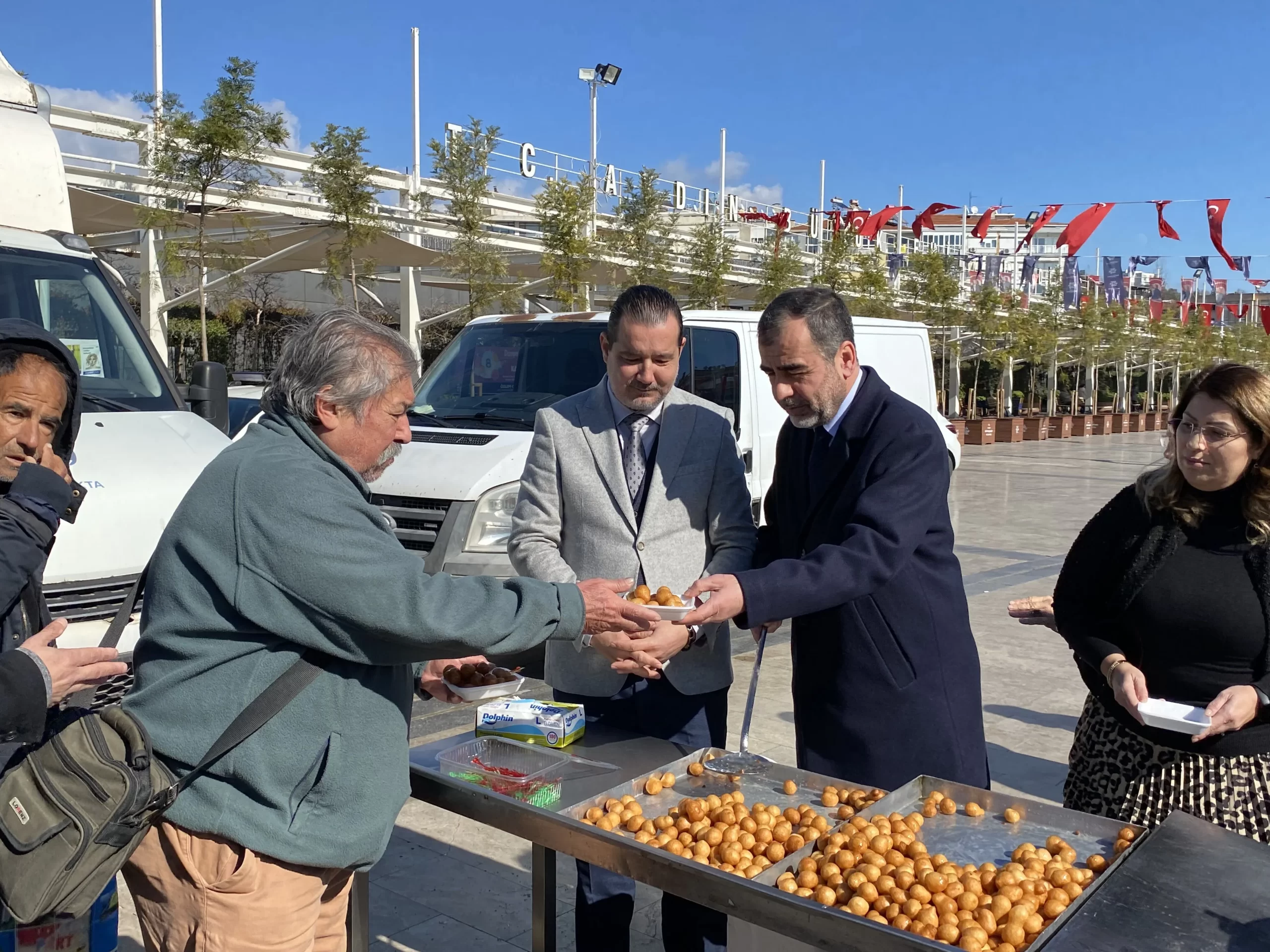 Ak Parti Efeler İlçe Başkanlığı asrın felaketi için lokma hayrı düzenledi