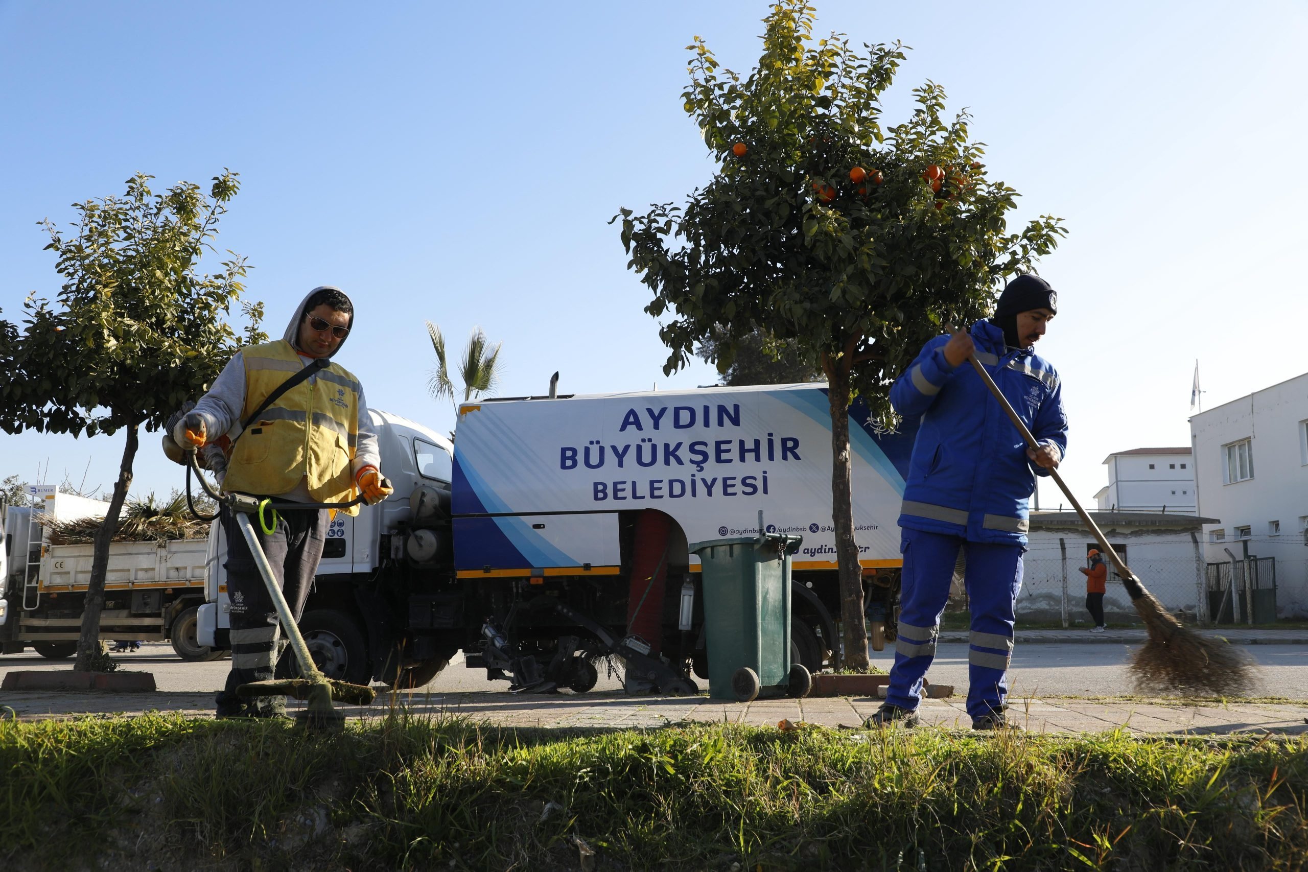 Başkan Çerçioğlu Kuşadası ve Söke’de yaşayan vatandaşlara hizmet ulaştırmaya devam ediyor