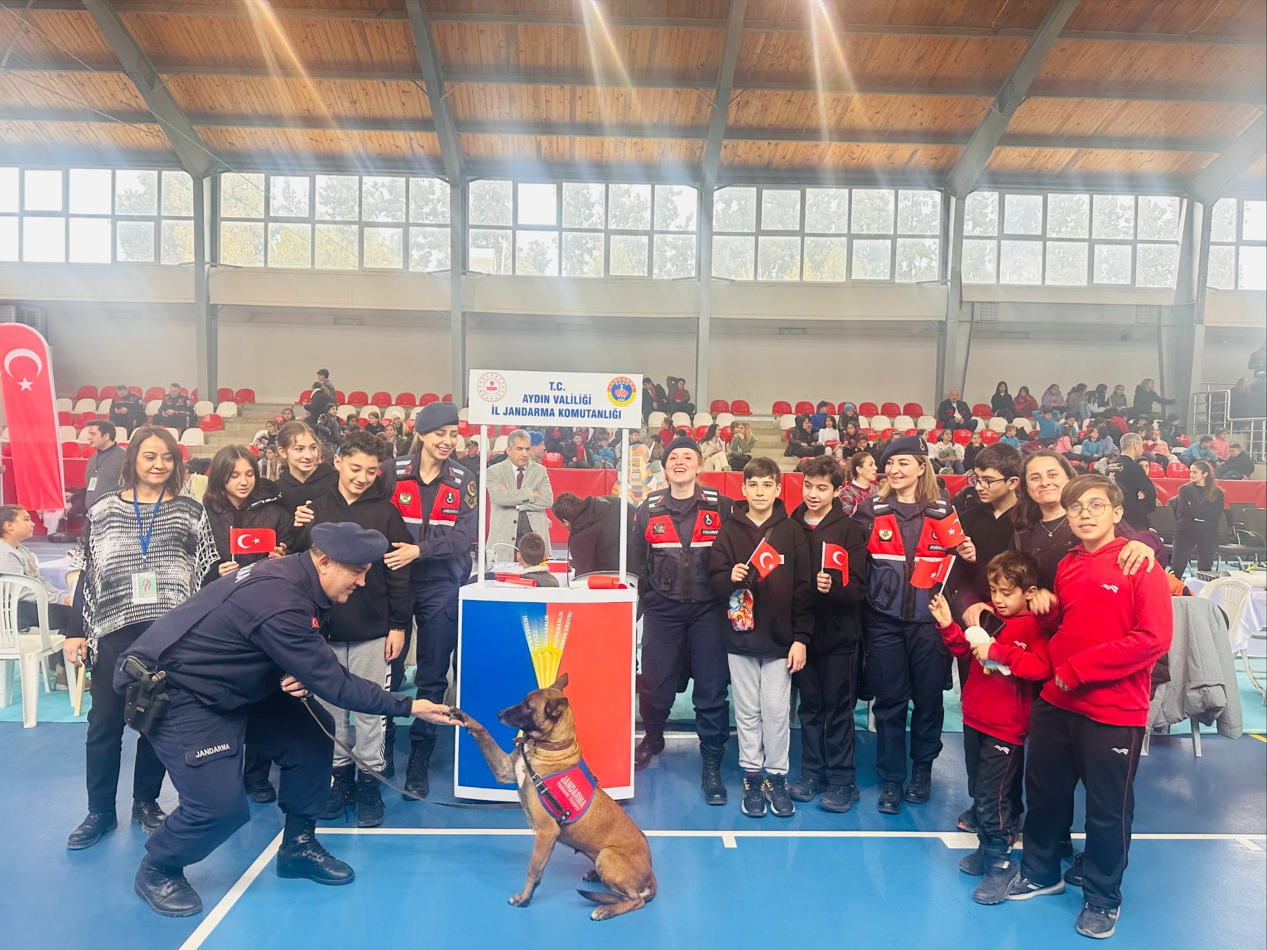Koçarlı Robofest’te jandarma standına yoğun ilgi
