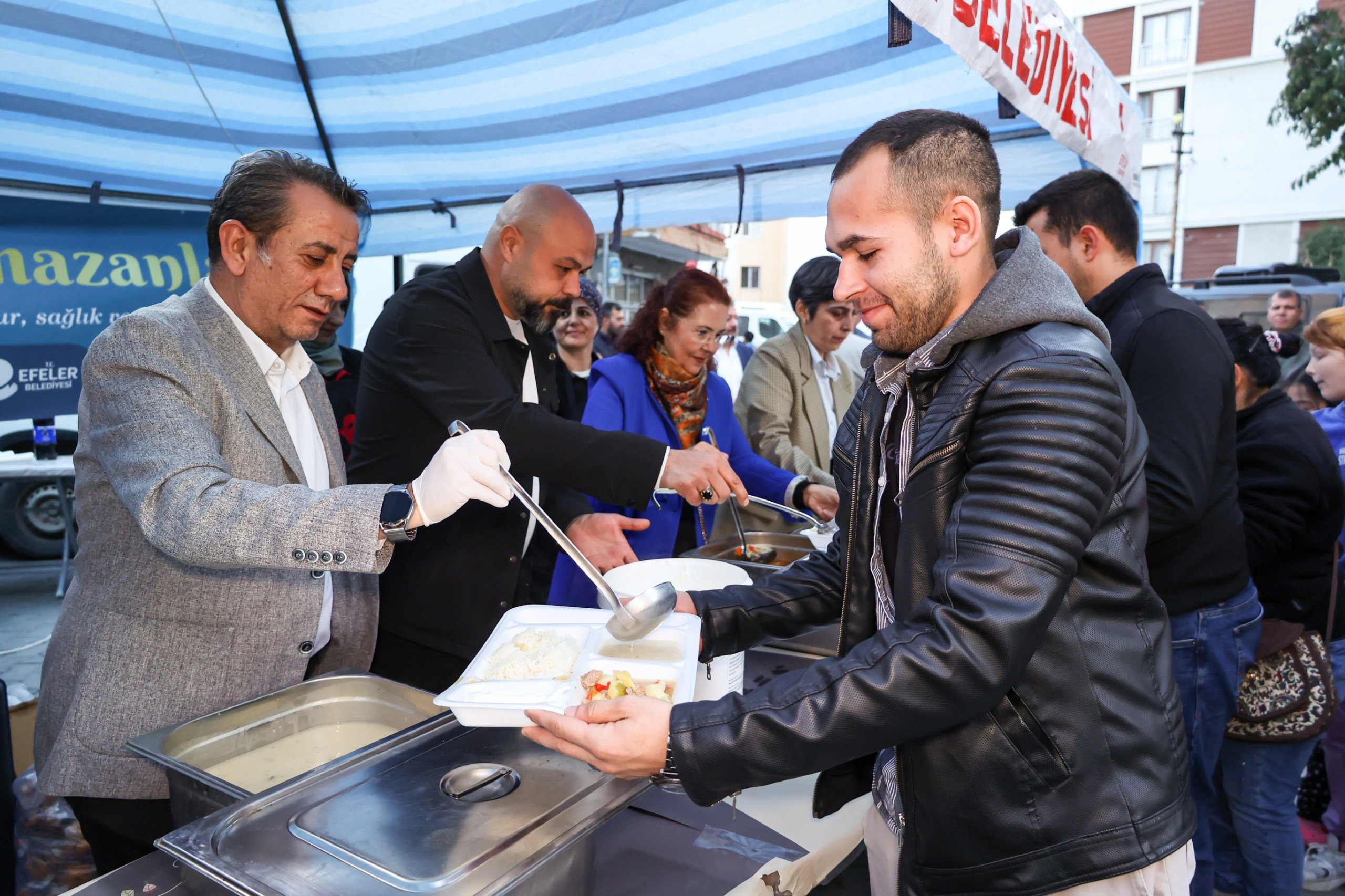 Efeler’in gönül sofraları yoğun ilgi görüyor