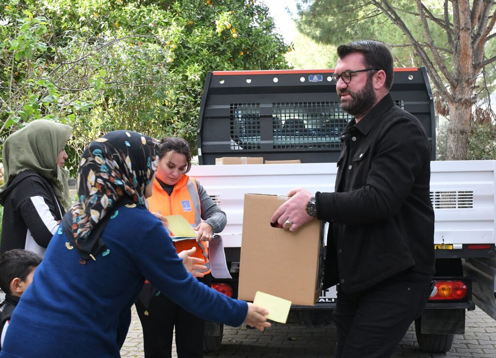 Kuşadası Belediyesi ramazan yardımlarını sürdürüyor
