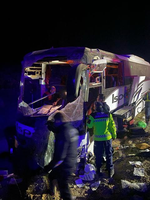 Aydın’da yolcu otobüsü bariyere çarptı: Camdan fırlayan yolcu öldü, 32 kişi yaralandı