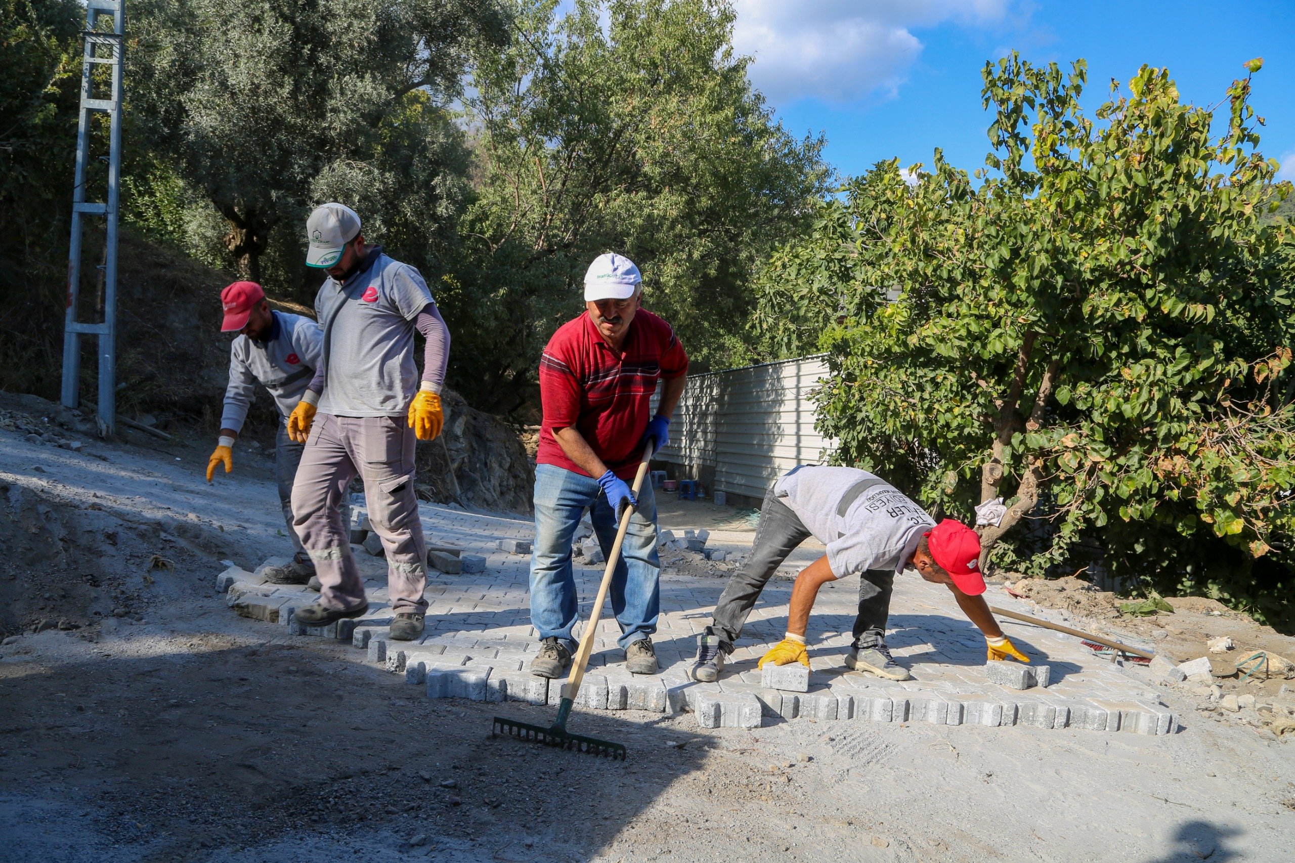 Başkan Yetişkin’le Efeler’in yolları daha güvenli ve konforlu