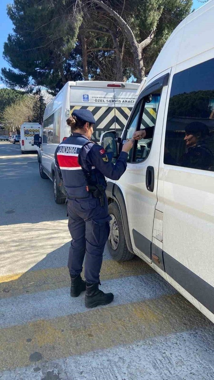 Jandarma ekipleri okul servis araçlarını denetledi